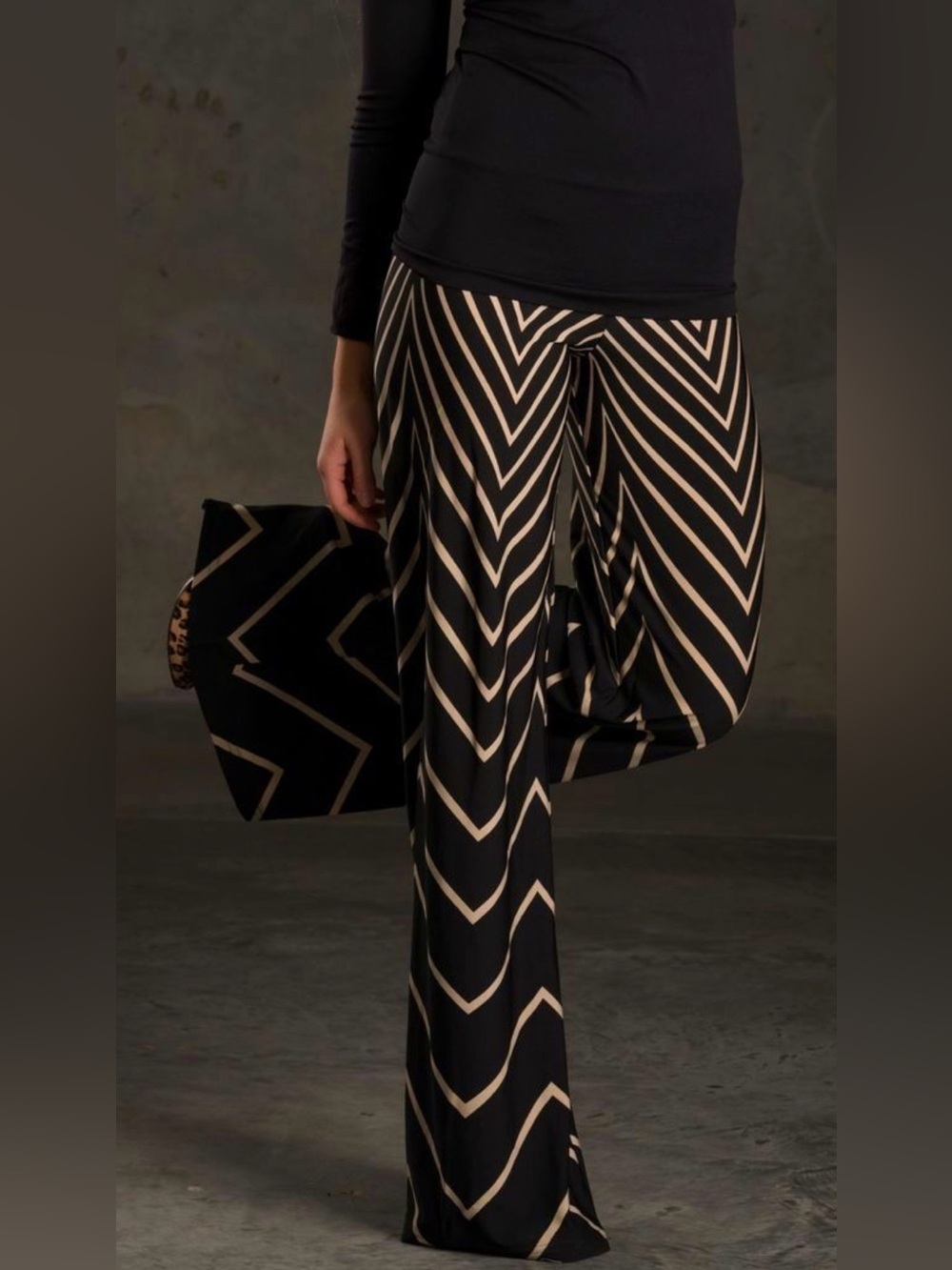 Women’s Black and Tan Chevron Wide-Leg Palazzo Pants Medium